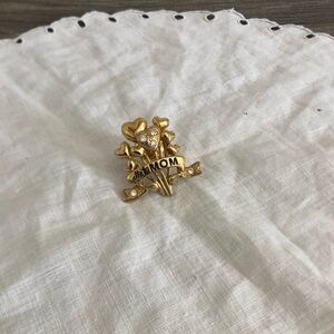 Vtg "#1 MOM" Heart Bouquet Pin